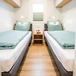 Luxus Schlaffass Und Tinyhouse Am Angeln Boot Sup Mit Sauna Und Jacuzzi Appartement