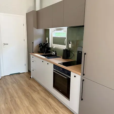 아파트 Luxus Schlaffass Und Tinyhouse Am Angeln Boot Sup Mit Sauna Und Jacuzzi Twist