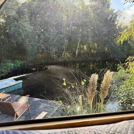 Luxus Schlaffass Und Tinyhouse Am Angeln Boot Sup Mit Sauna Und Jacuzzi Apartmán *