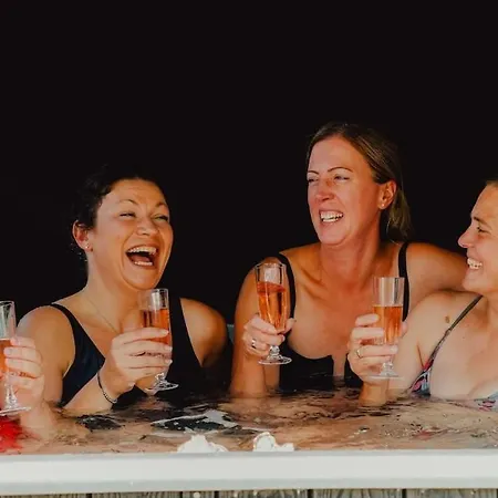 Luxus Schlaffass Und Tinyhouse Am Angeln Boot Sup Mit Sauna Und Jacuzzi Twist